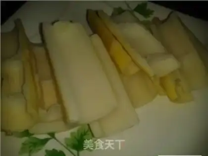 Make Small bamboo shoots manage winter vegetable meat step 0