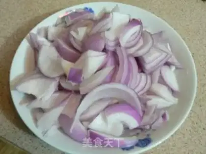 Make Spicy fried chicken and onion slices step 1