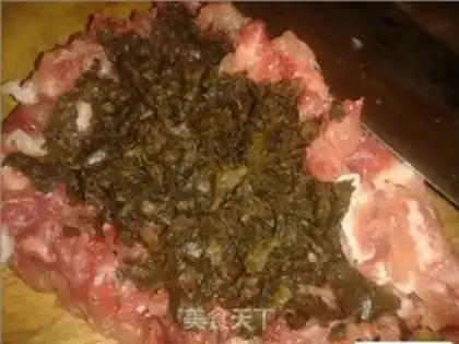 Make Small bamboo shoots manage winter vegetable meat step 2
