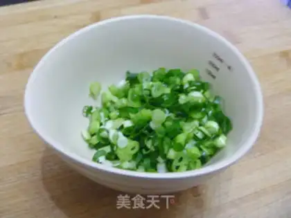 Make Multi-layer chopped green onion pancakes step 1