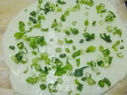 Make Multi-layer chopped green onion pancakes step 3