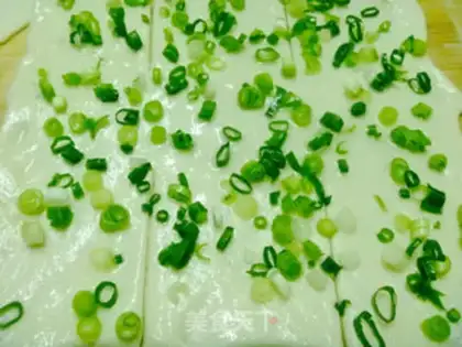 Make Multi-layer chopped green onion pancakes step 4