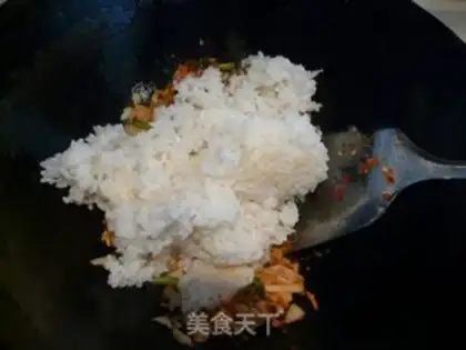 Make Korean pickled cabbage and seaweed fried rice step 2