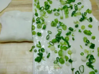 Make Multi-layer chopped green onion pancakes step 5