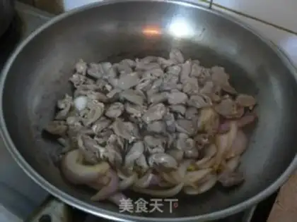 Make Spicy fried chicken and onion slices step 9