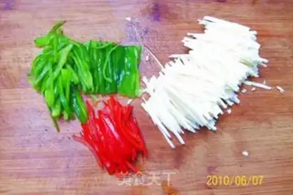 Make stir-fried vegetarian sausage with green pepper and mushroom step 0