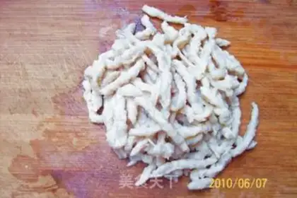 Make stir-fried vegetarian sausage with green pepper and mushroom step 1