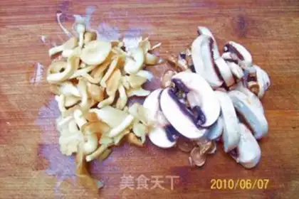 Make stir-fried vegetarian sausage with green pepper and mushroom step 2