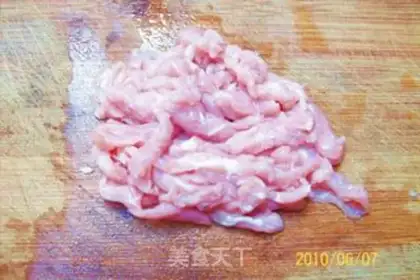 Make stir-fried vegetarian sausage with green pepper and mushroom step 3