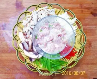 Make stir-fried vegetarian sausage with green pepper and mushroom step 4