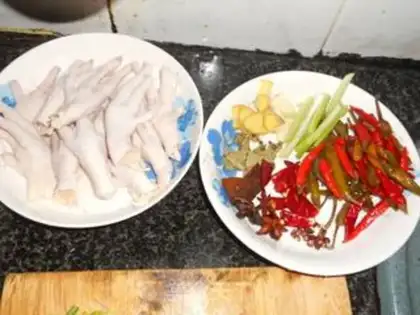 Make Braised chicken feet with mountain pepper step 1