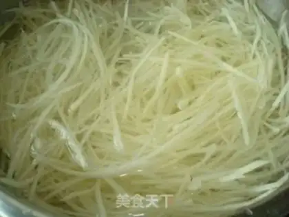Make Dry stir-fried golden shredded potatoes step 1