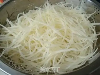 Make Dry stir-fried golden shredded potatoes step 2