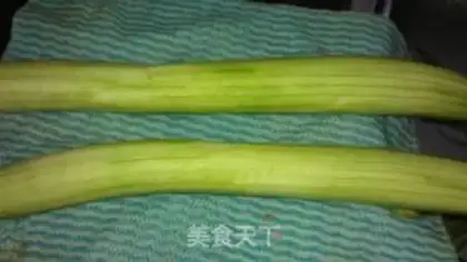 Make stir-fried loofah step 1