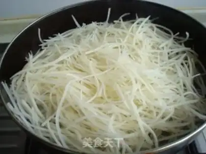Make Dry stir-fried golden shredded potatoes step 4