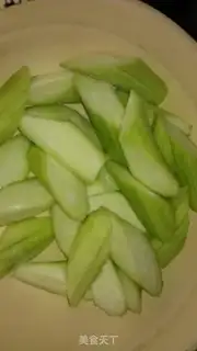 Make stir-fried loofah step 2