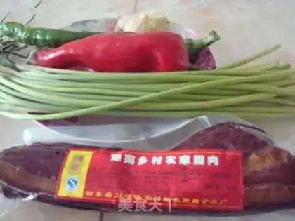 Make stir-fried bacon with garlic sprouts step 0