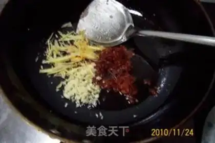 Make stir-fried vegetarian sausage with green pepper and mushroom step 6