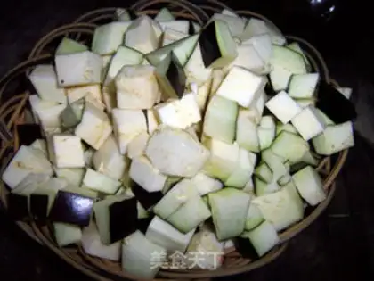 Make Garlic noodles with diced pork step 1