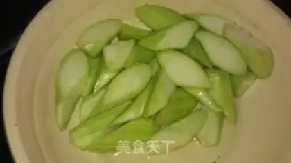 Make stir-fried loofah step 4