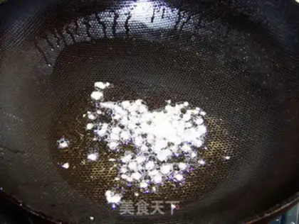 Make Garlic noodles with diced pork step 3