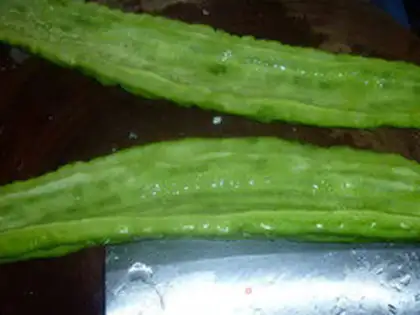 Make stir-fried bitter gourd step 1