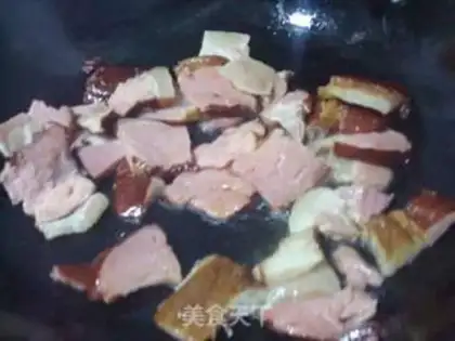 Make stir-fried bacon with garlic sprouts step 2