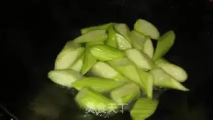 Make stir-fried loofah step 5