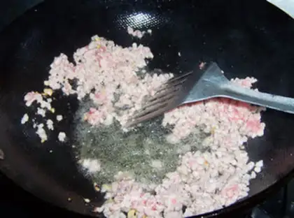 Make Garlic noodles with diced pork step 4