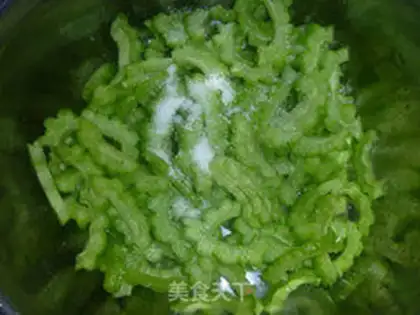Make stir-fried bitter gourd step 2