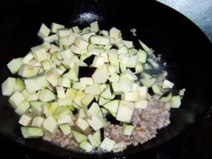 Make Garlic noodles with diced pork step 5