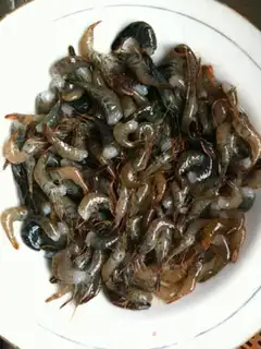 Make stir-fried river shrimp with chili peppers step 1