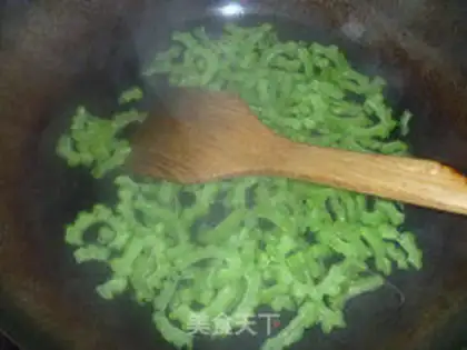 Make stir-fried bitter gourd step 3