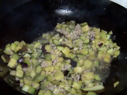 Make Garlic noodles with diced pork step 6