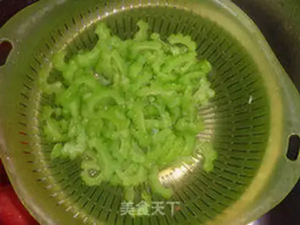 Make stir-fried bitter gourd step 4