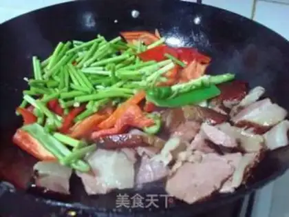 Make stir-fried bacon with garlic sprouts step 4