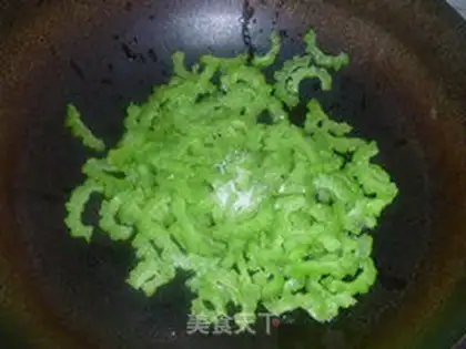 Make stir-fried bitter gourd step 5