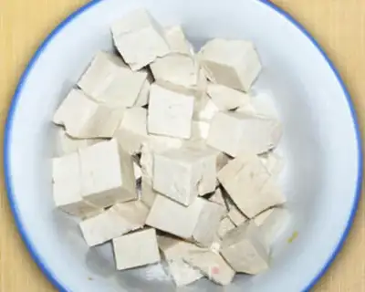 Make Toona sinensis mixed with tofu step 1