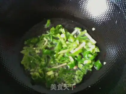 Make stir-fried river shrimp with chili peppers step 4