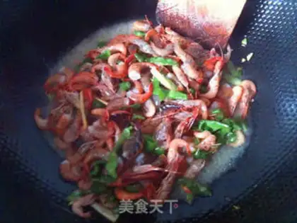 Make stir-fried river shrimp with chili peppers step 5