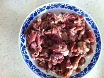 Make lamb with fried green onions step 1