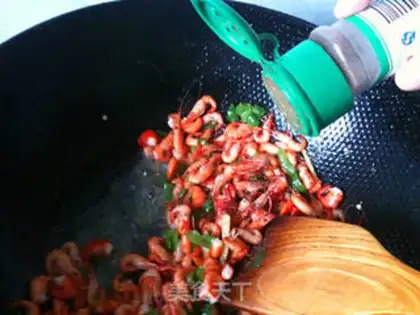 Make stir-fried river shrimp with chili peppers step 6