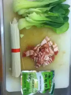 Make Noodles in soup with shredded pork and rapeseed step 0