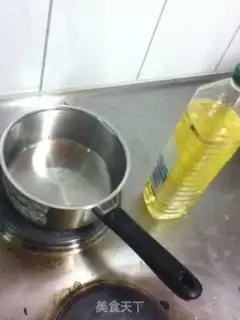 Make Noodles in soup with shredded pork and rapeseed step 1