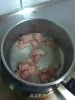 Make Noodles in soup with shredded pork and rapeseed step 2