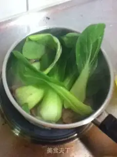 Make Noodles in soup with shredded pork and rapeseed step 3