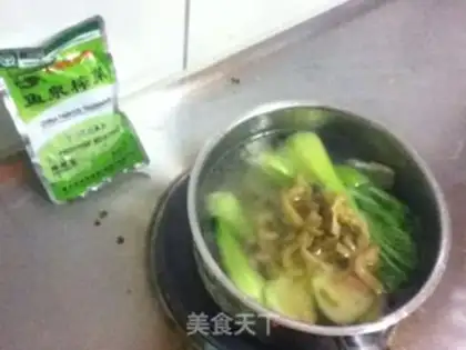 Make Noodles in soup with shredded pork and rapeseed step 4