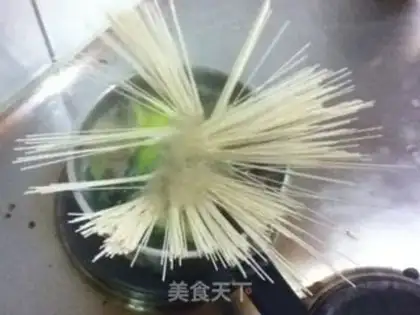 Make Noodles in soup with shredded pork and rapeseed step 5