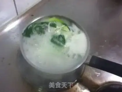 Make Noodles in soup with shredded pork and rapeseed step 6