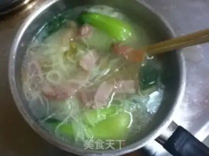 Make Noodles in soup with shredded pork and rapeseed step 7